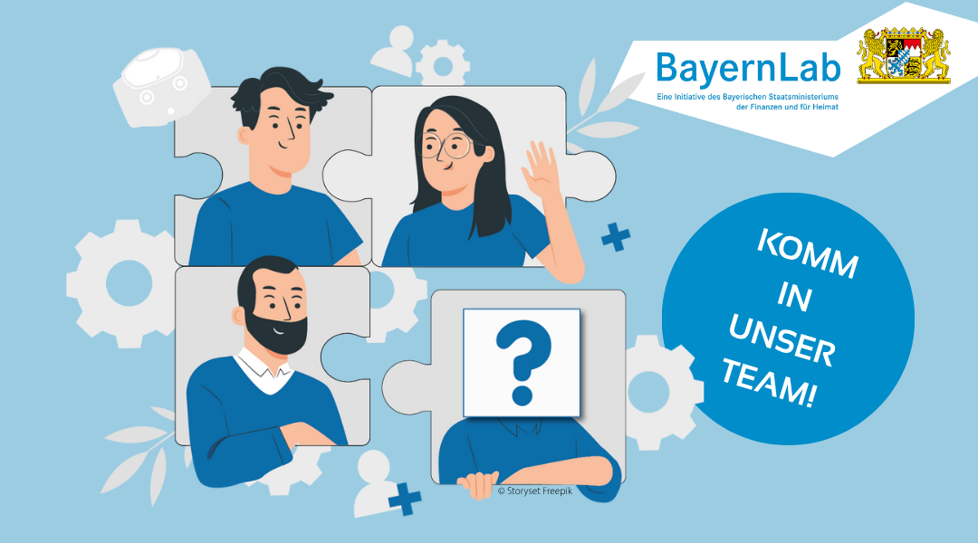 Vier gezeichnete Personen sind in einem Puzzle-Layout angeordnet, wobei drei Gesichter unscharf sind. Die Personen tragen blaue Oberteile. Im Hintergrund sind weiße Zahnräder und Pluszeichen auf hellblauem Grund zu sehen. Rechts oben steht das Logo von BayernLab mit dem bayerischen Staatswappen und dem Text 'Eine Initiative des Bayerischen Staatsministeriums der Finanzen und für Heimat'. Daneben befindet sich eine blaue Sprechblase mit weißer Schrift: 'KOMM IN UNSER TEAM!'.